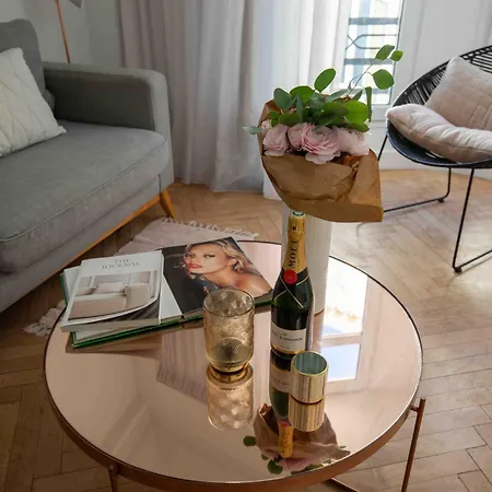 Apartment Chic 1-bedroom Steps Away From La Croisette Cannes